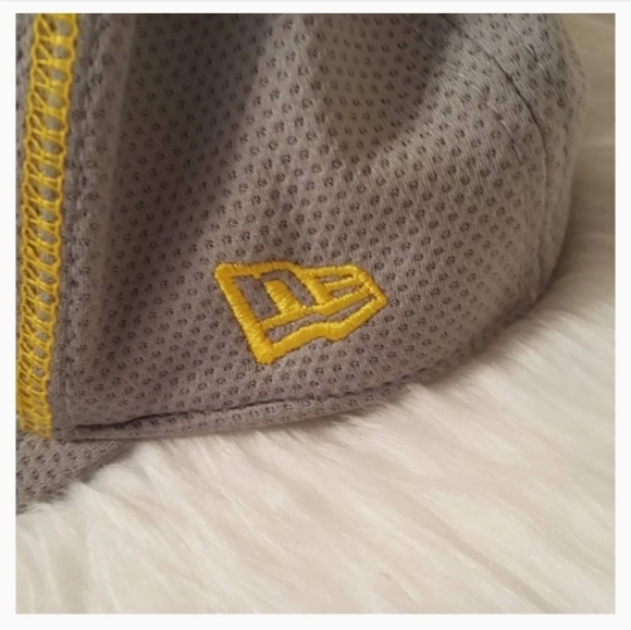 NWOT Bauer S-M fitted grey & yellow golf cap hat - Picture 4 of 6